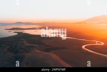 Vue aérienne du Forggensee drainé en hiver dans la lumière atmosphérique du matin avec une vue sur les contreforts des Alpes, Füssen, Ostallgäu, Allgäu, Bavière, Allemagne du Sud, Allemagne Banque D'Images