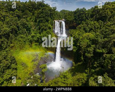 Paysage tropical avec de belles éclaboussures d'eau des chutes de Limunsudan. Mindanao, Philippines. Banque D'Images