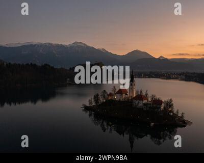 Le lac de Bled est un lac situé dans la région slovène de la haute Carniole, près de la ville thermale de Bled, au pied du haut plateau de Pokljuka. Banque D'Images