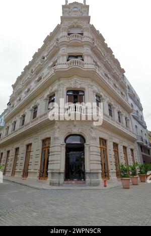 052 bâtiment Art-Nouveau de AD 1908 à l'angle se de la Plaza vieja avec des sculptures complexes et des balcons en forme de vagues. Vieille Havane-Cuba. Banque D'Images