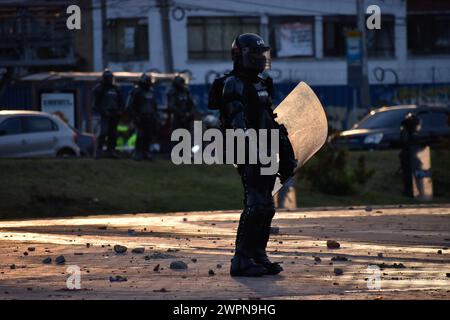 Bogota, Colombie. 07 mars 2024. Les manifestants affrontent la police anti-émeute colombienne « UNDEMO », anciennement connue sous le nom d'ESMAD, après des manifestations à Bogota, l'université nationale colombienne, contre la direction de l'université, le 7 mars 2024. Photo par : Cristian Bayona/long Visual Press crédit : long Visual Press/Alamy Live News Banque D'Images