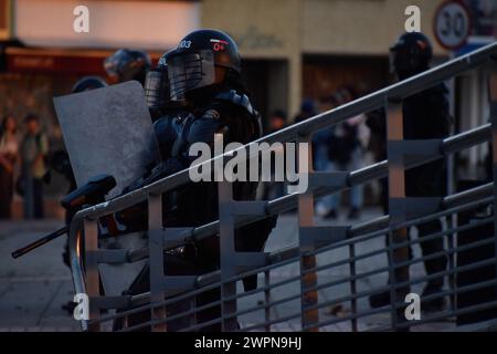 Bogota, Colombie. 07 mars 2024. Les manifestants affrontent la police anti-émeute colombienne « UNDEMO », anciennement connue sous le nom d'ESMAD, après des manifestations à Bogota, l'université nationale colombienne, contre la direction de l'université, le 7 mars 2024. Photo par : Cristian Bayona/long Visual Press crédit : long Visual Press/Alamy Live News Banque D'Images