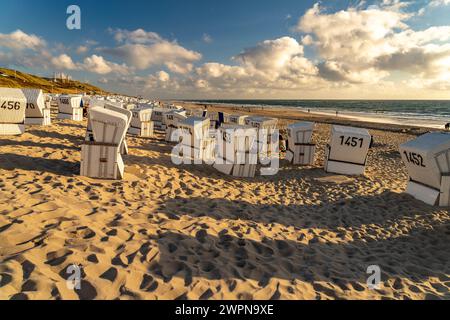 Chaises de plage sur la plage ouest près de Westerland, île de Sylt, district de Frise du Nord, Schleswig-Holstein, Allemagne, Europe Banque D'Images