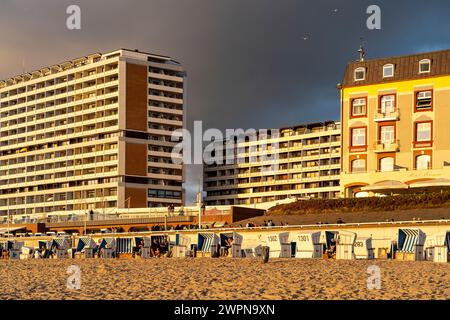 Appartement hôtel de grande hauteur Miramar et chaises de plage sur la plage ouest à Westerland, île Sylt, district Nordfriesland, Schleswig-Holstein, Allemagne, Europe Banque D'Images