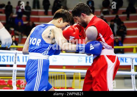 Busto Arsizio, Italie. 06 mars 2024. Shin Jaeyong et Asror Vokhidov lors de Boxing Road to Paris, Boxing match à Busto Arsizio, Italie, 06 mars 2024 crédit : Agence photo indépendante/Alamy Live News Banque D'Images