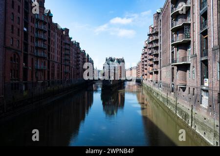 Vue sur le château aux douves dans le quartier des entrepôts Speicherstadt de Hambourg Banque D'Images