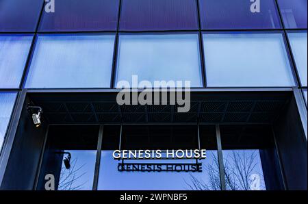 Salle d'exposition de véhicules électriques Genesis House, extérieur du bâtiment, vue en angle bas, New York City, New York, ÉTATS-UNIS Banque D'Images