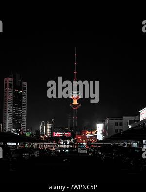 La tour de la ville de Koweït offre des jeux de lumière fascinants Banque D'Images