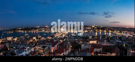 Belle vue sur le bosphore, côté corne dorée, de la ville d'Istanbul au coucher du soleil, photographiée depuis le toit de la Tour Galata Banque D'Images