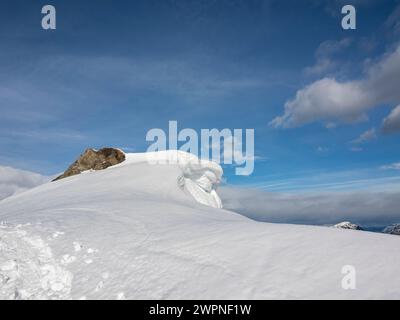 Randonnée en raquettes sur le Hauser Kaibling dans le Schladminger Tauern. Banque D'Images