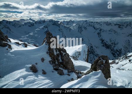 Paysage de montagne hivernal dans les Alpes de Lechtal. Vue du Kogelseespitze à l'ouest. Tyrol, Autriche, Europe Banque D'Images