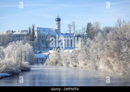 Monastère de Beuerberg et Loisach fumant en hiver. Eurasburg, Bavière, Allemagne. Banque D'Images