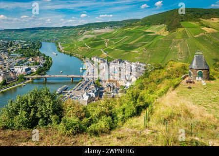 Vue du château de Landshut à Bernkastel-Kues, Bernkastel à droite, Kues à gauche, coude de la Moselle Banque D'Images