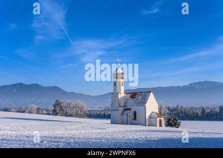 Allemagne, Bavière, Pfaffenwinkel, Penzberg, produits Johannisrain, paysage d'hiver avec réussi Église Johannisrain contre les contreforts des Alpes Banque D'Images