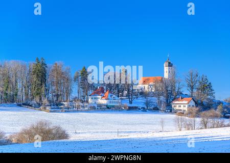 Allemagne, Bavière, Tölzer Land, Münsing, district Holzhausen, paysage d'hiver avec église paroissiale Johann Baptist Banque D'Images