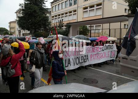 Massa, Massa-Carrara, Toscane, Italie, 8 mars, 2024. manifestation dans les rues de la ville. Huit points pour le 8 mars. Grève générale contre la violence patriarcale par non una di meno Massa Carrara, l’espace collectif féministe, intersectionnel et éco-féministe qui se distancie des haineurs en série et condamne toutes les formes de violence, y compris la violence verbale. Le 8 mars, grève contre la violence patriarcale sous toutes ses formes ! Crédit : Paolo Maggiani/Alamy Live News Banque D'Images