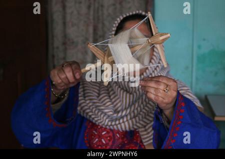 Srinagar, Inde. 08 mars 2024. 08 mars 2024, Srinagar, Inde : une femme file un fil pashmina avec une roue traditionnelle connue sous le nom de 'Yendir' lors d'un atelier sur la Journée internationale de la femme à Srinagar. Plusieurs fonctions ont été organisées dans la vallée du Cachemire pour marquer l'importance de la journée. Le 08 mars 2024 à Srinagar, Inde. (Photo de Firdous Nazir/Eyepix Group) crédit : Sipa USA/Alamy Live News Banque D'Images