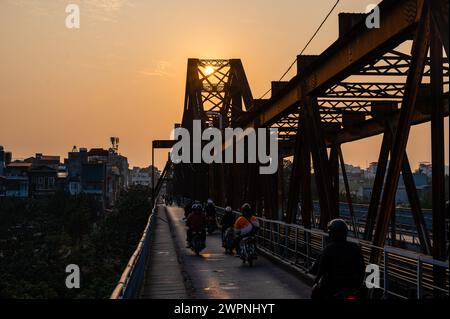 Pont Long Bien au coucher du soleil. Pont Long Bien est un pont cantilever historique traverse la rivière Rouge qui relie deux districts, Hoan Kiem et bien Banque D'Images