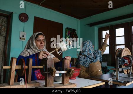 Srinagar, Inde. 08 mars 2024. 08 mars 2024, Srinagar, Inde : une femme file un fil pashmina avec une roue traditionnelle connue sous le nom de 'Yendir' lors d'un atelier sur la Journée internationale de la femme à Srinagar. Plusieurs fonctions ont été organisées dans la vallée du Cachemire pour marquer l'importance de la journée. Le 08 mars 2024 à Srinagar, Inde. (Photo de Firdous Nazir/Eyepix Group) crédit : Sipa USA/Alamy Live News Banque D'Images