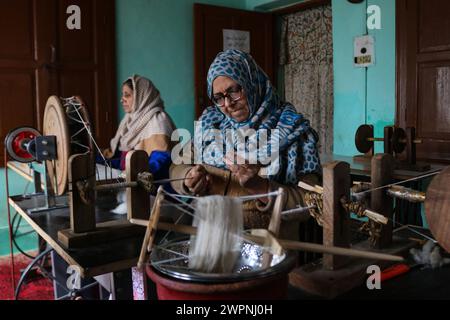 Srinagar, Inde. 08 mars 2024. 08 mars 2024, Srinagar, Inde : une femme file un fil pashmina avec une roue traditionnelle connue sous le nom de 'Yendir' lors d'un atelier sur la Journée internationale de la femme à Srinagar. Plusieurs fonctions ont été organisées dans la vallée du Cachemire pour marquer l'importance de la journée. Le 08 mars 2024 à Srinagar, Inde. (Photo de Firdous Nazir/Eyepix Group) crédit : Sipa USA/Alamy Live News Banque D'Images