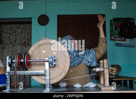 Srinagar, Inde. 08 mars 2024. 08 mars 2024, Srinagar, Inde : une femme file un fil pashmina avec une roue traditionnelle connue sous le nom de 'Yendir' lors d'un atelier sur la Journée internationale de la femme à Srinagar. Plusieurs fonctions ont été organisées dans la vallée du Cachemire pour marquer l'importance de la journée. Le 08 mars 2024 à Srinagar, Inde. (Photo de Firdous Nazir/Eyepix Group) crédit : Sipa USA/Alamy Live News Banque D'Images