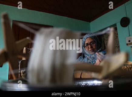 Srinagar, Inde. 08 mars 2024. 08 mars 2024, Srinagar, Inde : une femme file un fil pashmina avec une roue traditionnelle connue sous le nom de 'Yendir' lors d'un atelier sur la Journée internationale de la femme à Srinagar. Plusieurs fonctions ont été organisées dans la vallée du Cachemire pour marquer l'importance de la journée. Le 08 mars 2024 à Srinagar, Inde. (Photo de Firdous Nazir/Eyepix Group) crédit : Sipa USA/Alamy Live News Banque D'Images