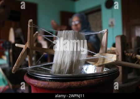 Srinagar, Inde. 08 mars 2024. 08 mars 2024, Srinagar, Inde : une femme file un fil pashmina avec une roue traditionnelle connue sous le nom de 'Yendir' lors d'un atelier sur la Journée internationale de la femme à Srinagar. Plusieurs fonctions ont été organisées dans la vallée du Cachemire pour marquer l'importance de la journée. Le 08 mars 2024 à Srinagar, Inde. (Photo de Firdous Nazir/Eyepix Group) crédit : Sipa USA/Alamy Live News Banque D'Images