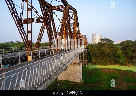 Long bien Bridge à Hanoi, Vietnam, le pont est un témoin de l'histoire et de la culture du peuple de Hanoi à travers de nombreuses générations. Banque D'Images