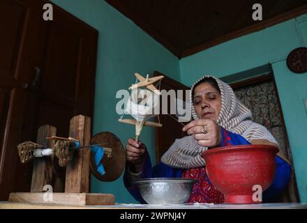 Srinagar, Inde. 08 mars 2024. Une femme file un fil pashmina avec une roue traditionnelle connue sous le nom de 'Yendir' lors d'un atelier lors de la Journée internationale de la femme à Srinagar. Plusieurs fonctions ont été organisées dans la vallée du Cachemire pour marquer l'importance de la journée. Le 08 mars 2024 à Srinagar, Inde. (Crédit image : © Firdous Nazir Eyepix Group/eyepix via ZUMA Press Wire) USAGE ÉDITORIAL SEULEMENT! Non destiné à UN USAGE commercial ! Banque D'Images