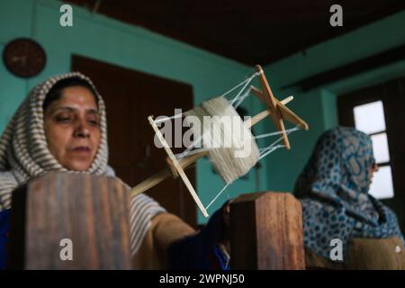 Srinagar, Inde. 08 mars 2024. Une femme file un fil pashmina avec une roue traditionnelle connue sous le nom de 'Yendir' lors d'un atelier lors de la Journée internationale de la femme à Srinagar. Plusieurs fonctions ont été organisées dans la vallée du Cachemire pour marquer l'importance de la journée. Le 08 mars 2024 à Srinagar, Inde. (Crédit image : © Firdous Nazir Eyepix Group/eyepix via ZUMA Press Wire) USAGE ÉDITORIAL SEULEMENT! Non destiné à UN USAGE commercial ! Banque D'Images