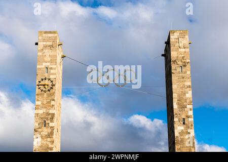 Stade olympique de Berlin, entrée principale, porte est, Preussenturm et Bayernturm, anneaux olympiques Banque D'Images