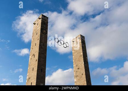 Stade olympique de Berlin, entrée principale, porte est, Preussenturm et Bayernturm, anneaux olympiques Banque D'Images