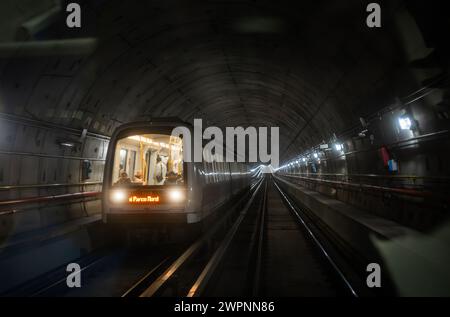 Un train de métro sur la ligne M5 traverse un tunnel à Milan, en Italie. Banque D'Images