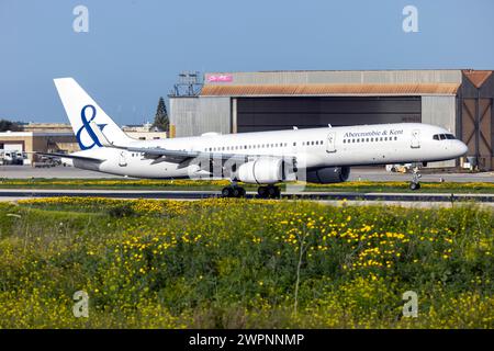 Abercrombie & Kent (Icelandair) Boeing 757-23N (REG : TF-FIC) atterrissage sur la piste 13 après un vol de 6 heures au départ de Nairobi. Banque D'Images