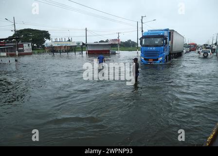 GYE-BABAHOYO INUNDACIONES Babahoyo, viernes 08 de marzo del 2024 Algunos sectores de Babahoyo continuan bajo el Agua debido a las fuertes lluvias y la crecida de rios que bordean al canton fulminante. En la grafica el sector de la Carmela. Fotos:CÃ sar Munoz/API Babahoyo Los Rios Ecuador EVN-GYE-BABAHOYOINUNDACIONES-9ed6eee1013cf277e3ce3c8da9184251 *** GYE BABAHOYO FLODING Babahoyo, vendredi 08 mars 2024 certains secteurs de Babahoyo sont encore sous l'eau en raison de fortes pluies et la montée des rivières qui bordent le canton fulminant dans le graphique le secteur de la Carmela photos CÃ sar Munoz API Babahoyo L. Banque D'Images