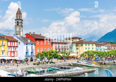 Ascona, Lago Maggiore, port, port de plaisance, clocher de l'église Santi Pietro e Paolo à Locarno, Tessin, Suisse Banque D'Images