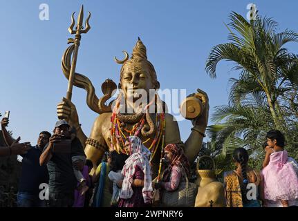 Mumbai, Inde. 08 mars 2024. Des dévots sont vus près de la statue du Dieu hindou Shiva à l'occasion de Mahashivratri (Grande nuit de Shiva) à Mumbai. Les dévots jeûnent, prient et cherchent la bénédiction du Dieu hindou Shiva et célèbrent la fête de Mahashivratri (Grande nuit de Shiva) pour commémorer le mariage du Dieu Shiva avec la déesse Parvati. Crédit : SOPA images Limited/Alamy Live News Banque D'Images