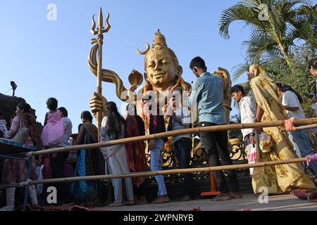 Mumbai, Inde. 08 mars 2024. Des dévots sont vus près de la statue du Dieu hindou Shiva à l'occasion de Mahashivratri (Grande nuit de Shiva) à Mumbai. Les dévots jeûnent, prient et cherchent la bénédiction du Dieu hindou Shiva et célèbrent la fête de Mahashivratri (Grande nuit de Shiva) pour commémorer le mariage du Dieu Shiva avec la déesse Parvati. Crédit : SOPA images Limited/Alamy Live News Banque D'Images