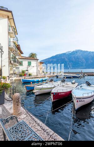 Petit port sur le lac de Garde à Limone sul Garda, Europe, Italie, Lombardie, province de Brescia Banque D'Images