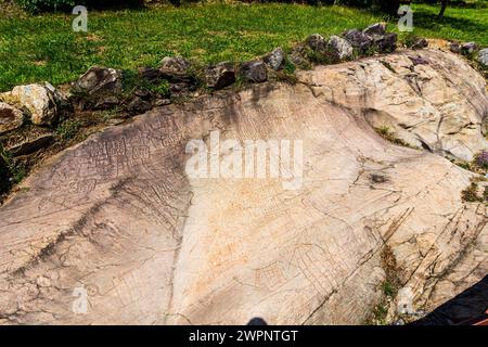 Capo di Ponte, Parc archéologique municipal de Seradina-Bedolina, sites d'art rupestre, dessins rupestres à Valcamonica (vallée de Camonica), pétroglyphes à Brescia, Lombardie / Lombardie, Italie Banque D'Images