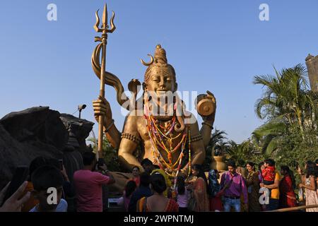 Mumbai, Inde. 08 mars 2024. Des dévots sont vus près de la statue du Dieu hindou Shiva à l'occasion de Mahashivratri (Grande nuit de Shiva) à Mumbai. Les dévots jeûnent, prient et cherchent la bénédiction du Dieu hindou Shiva et célèbrent la fête de Mahashivratri (Grande nuit de Shiva) pour commémorer le mariage du Dieu Shiva avec la déesse Parvati. (Photo par Ashish Vaishnav/SOPA images/SIPA USA) crédit : SIPA USA/Alamy Live News Banque D'Images