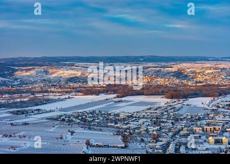 Krems an der Donau, vue sur Krems, vignobles enneigés, vue de l'abbaye de Göttweig à Wachau, Niederösterreich, basse-Autriche, Autriche Banque D'Images