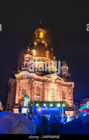 Marché de Noël sur la place Neumarkt, église Frauenkirche, scène aux vespers de Noël Banque D'Images