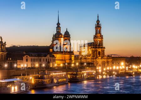 Dresde, rivière Elbe en crue, navires à passagers de la flotte Blanche, vieille ville avec Ständehaus saxon, tour de Schloss (château), église Hofkirche, Saxe, Allemagne Banque D'Images