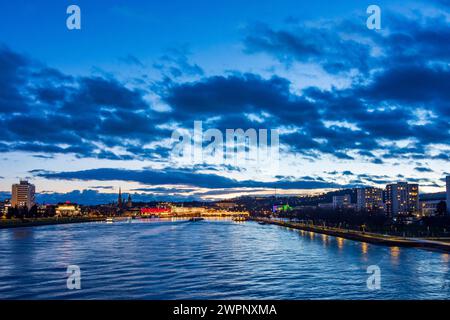 Linz, rivière Donau (Danube), pont Nibelungenbrücke, vieille ville, Lentos Art Museum, château Schloss Linz, Ars Electronica Center, vue depuis le pont Eisenbahnbrücke, coucher de soleil, bateau de croisière, cargo à Zentralraum, Oberösterreich, haute-Autriche, Autriche Banque D'Images