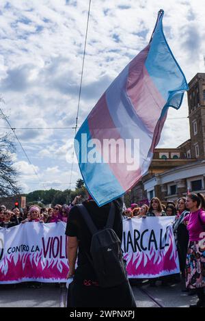 Rome, Italie. 08 mars 2024. Drapeau transgenre vu lors de la marche des femmes pour célébrer la Journée internationale de la femme. Les gens arborent des pancartes et des banderoles exigeant et soutenant les droits des femmes. Crédit : SOPA images Limited/Alamy Live News Banque D'Images