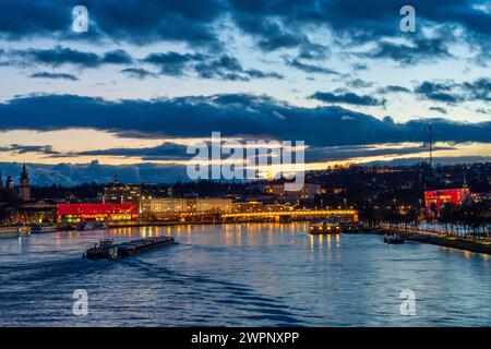 Linz, rivière Donau (Danube), pont Nibelungenbrücke, vieille ville, Lentos Art Museum, château Schloss Linz, Ars Electronica Center, vue depuis le pont Eisenbahnbrücke, coucher de soleil, bateau de croisière, cargo à Zentralraum, Oberösterreich, haute-Autriche, Autriche Banque D'Images