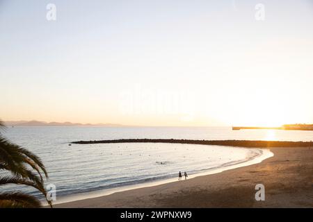 Coucher de soleil dans la baie de Playa Blanca, Lanzarote Banque D'Images