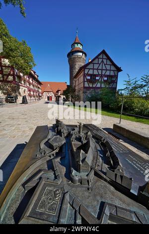 Allemagne, Bavière, moyenne Franconie, Nuremberg, vieille ville, château impérial, cour du château, tour Sinwell, relief tactile pour les aveugles Banque D'Images