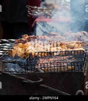 Shashlik mariné se préparant sur un barbecue au charbon de bois. Shashlik ou Shish kebab populaire en Europe de l'est. Shashlyk, la viande brochée était originaire Banque D'Images